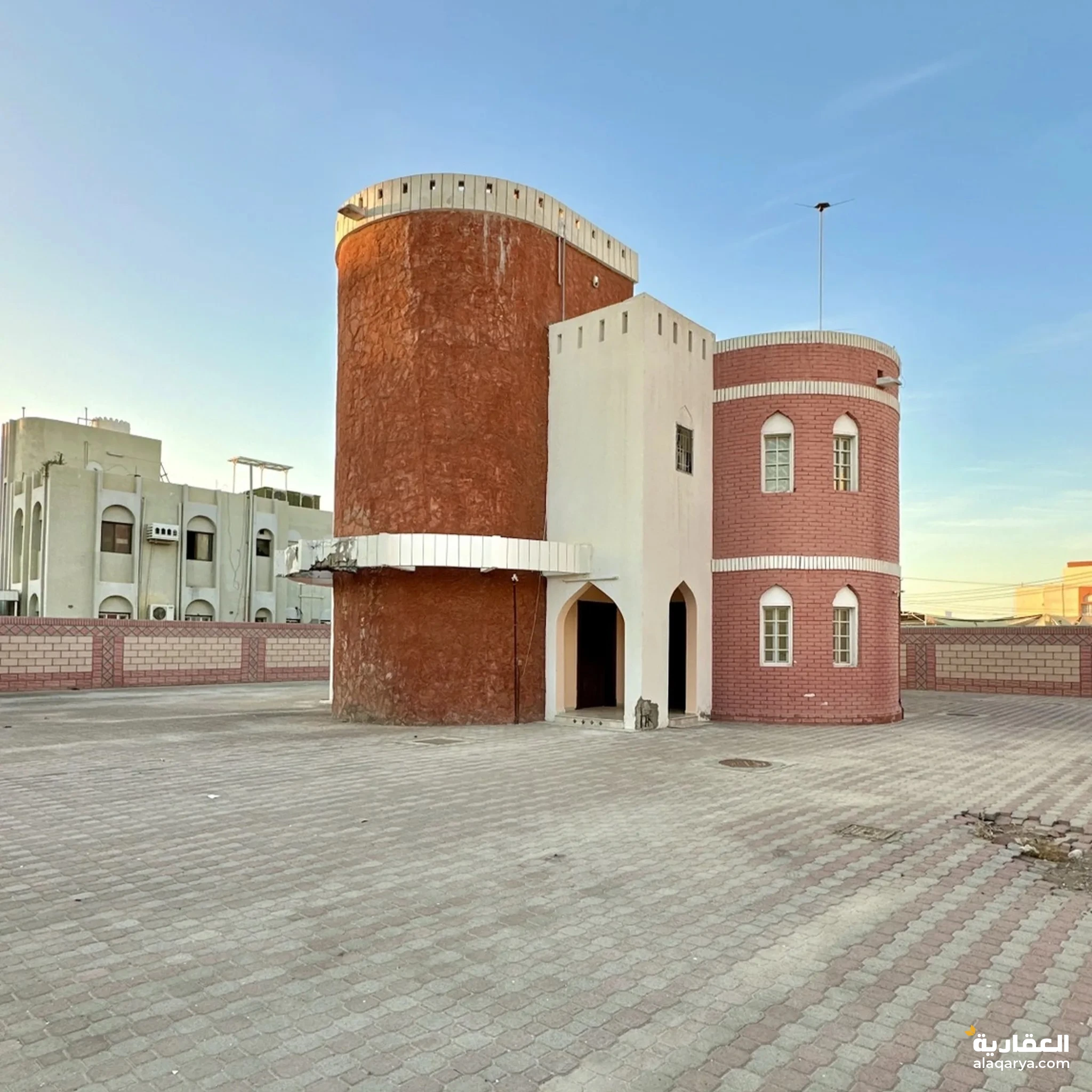 #أرض كبيرة مساحة 900 متر مربع بها منزل للبيع في سوق الخوض