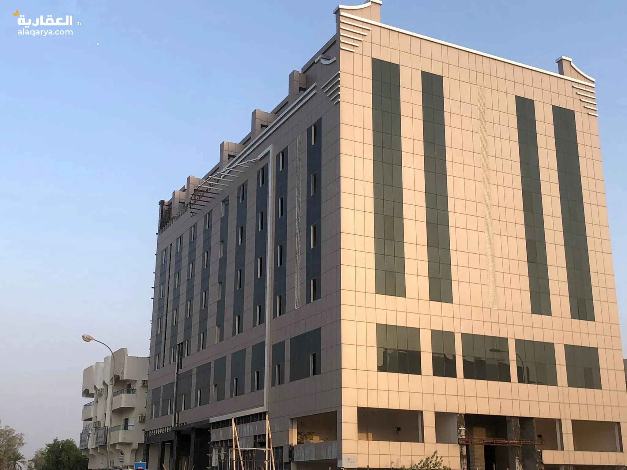#بناية سكنية تصميم فندقي بها تصريح فندق بولاية البريمي منطقة الخظراء بجانب فندق البريمي