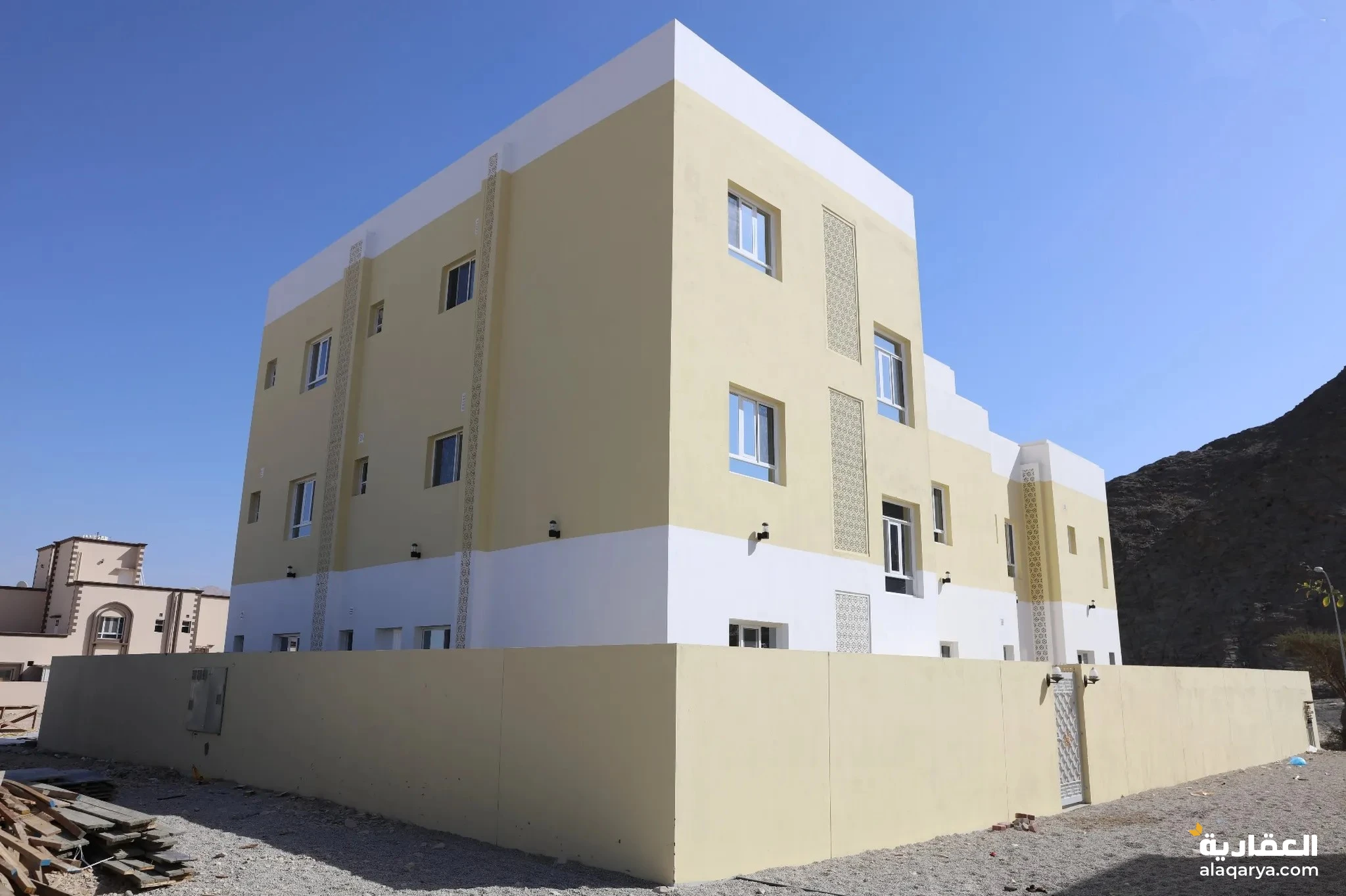 #فيلا و3 شقق وملحق للبيع