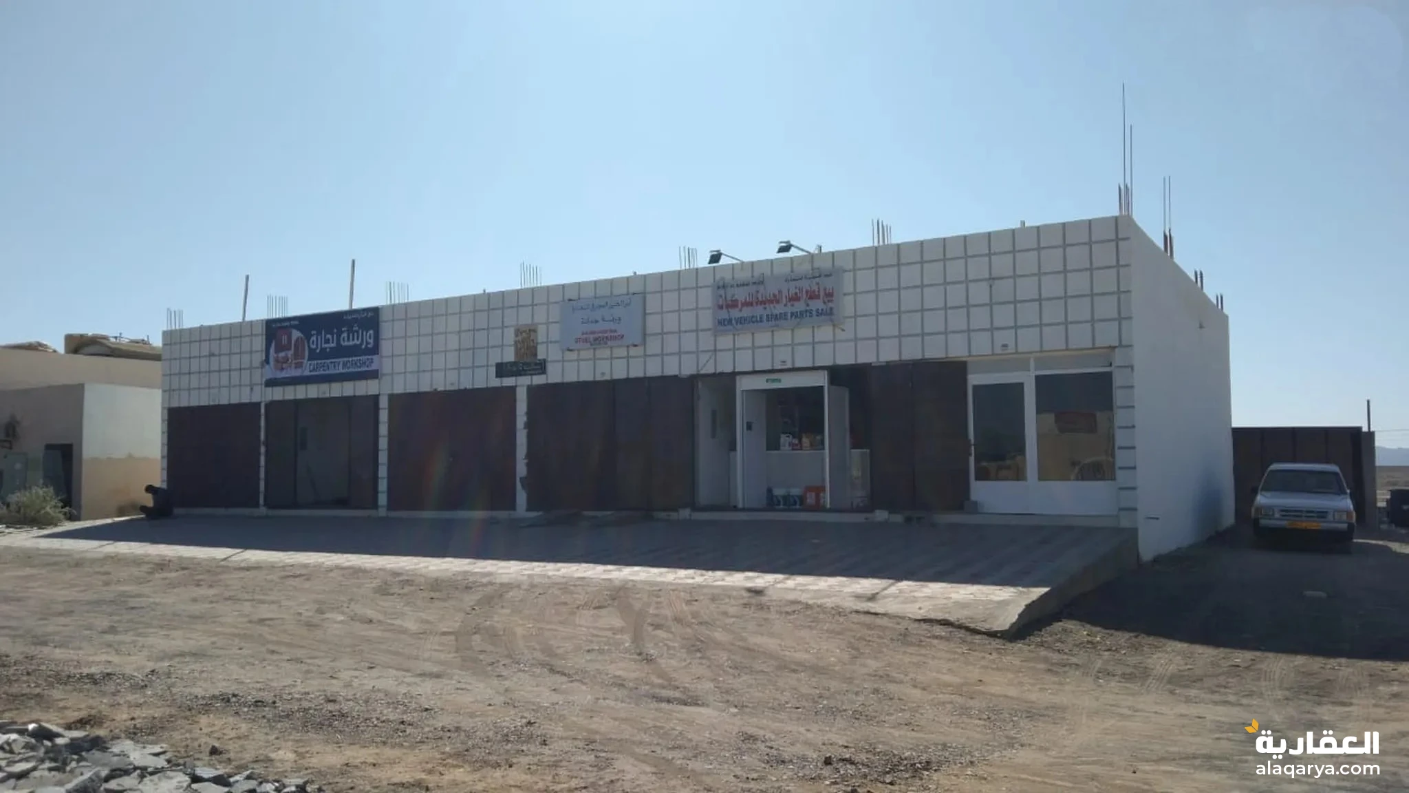 #مبنى صناعي بولاية عبري الحومانية قريب من الشارع يتكون 6محلات للبيـــــــــــــع