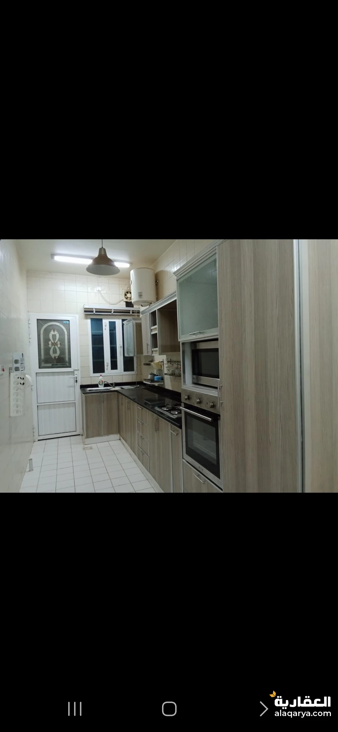 شقه ارضيه تتكون من  ٣ غرف و كل غرفه بحمامها مع مكيفات جنرال و مطبخ مجهز مع الطبا