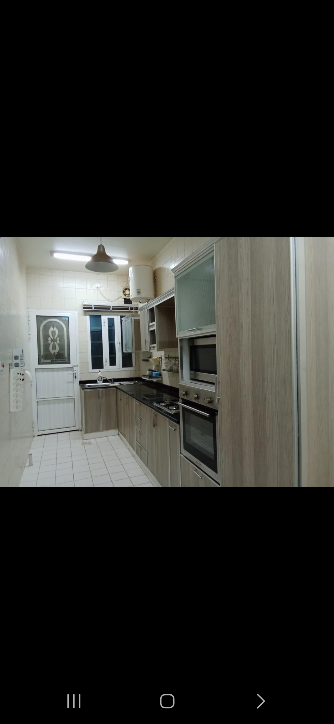 شقه ارضيه تتكون من  ٣ غرف و كل غرفه بحمامها مع مكيفات جنرال و مطبخ مجهز مع الطبا