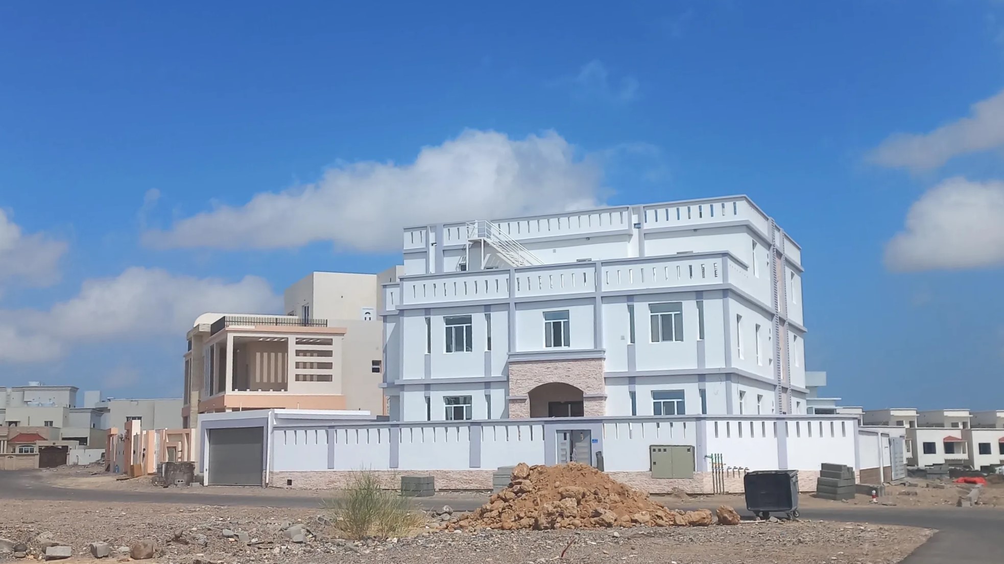 #للبيع فيلا مع ثلاث شقق وملحق