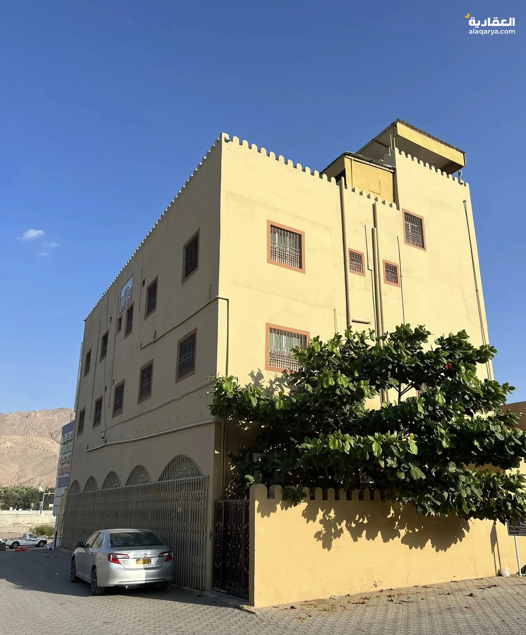 #عمارة بمحلات وشقق في سوق نزوى المركزي