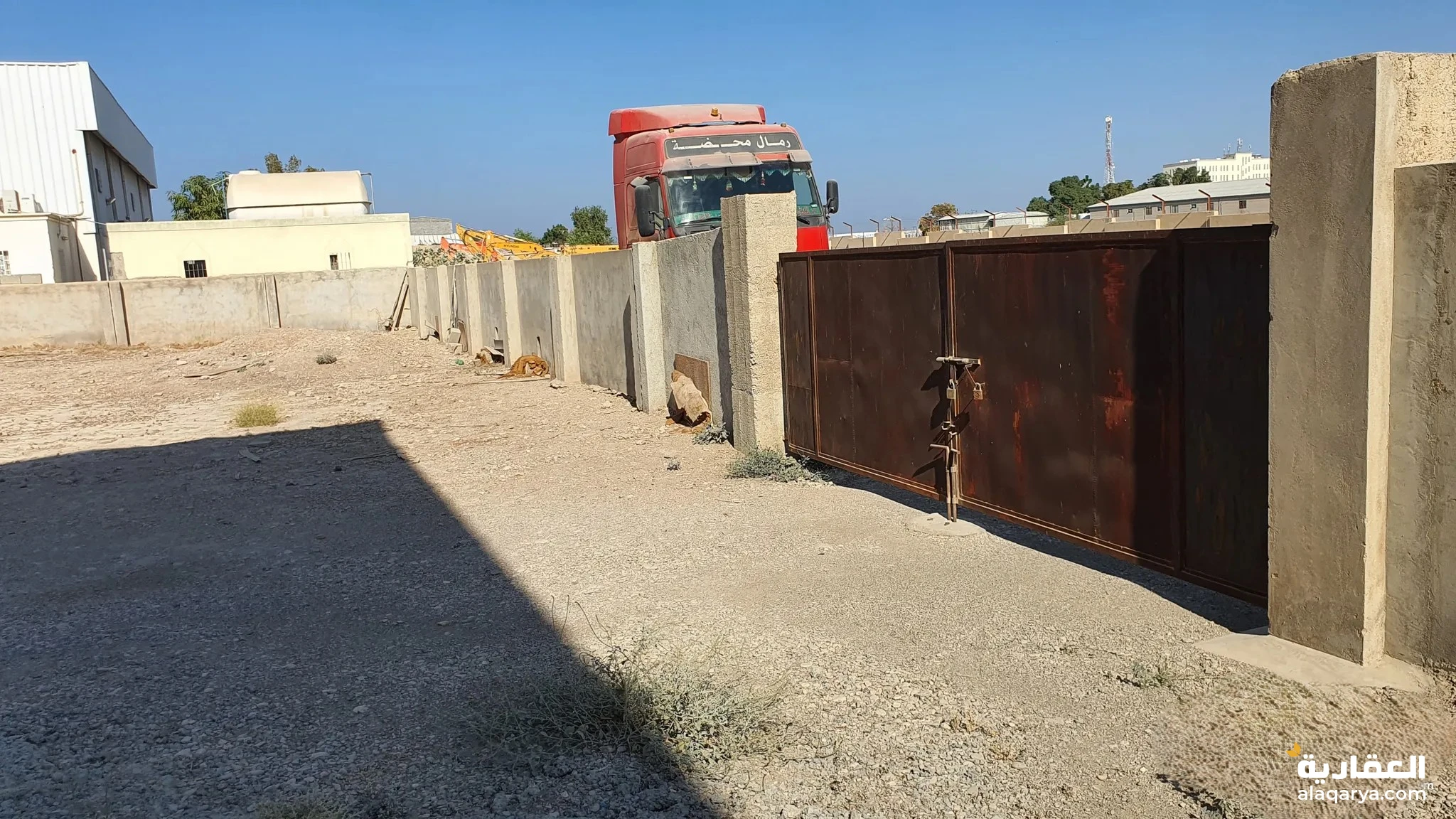#للبيع او الايجار ارض تجارية كبيرة يوجد عليها مخزن كبير و مخزنين اخرين اصغر