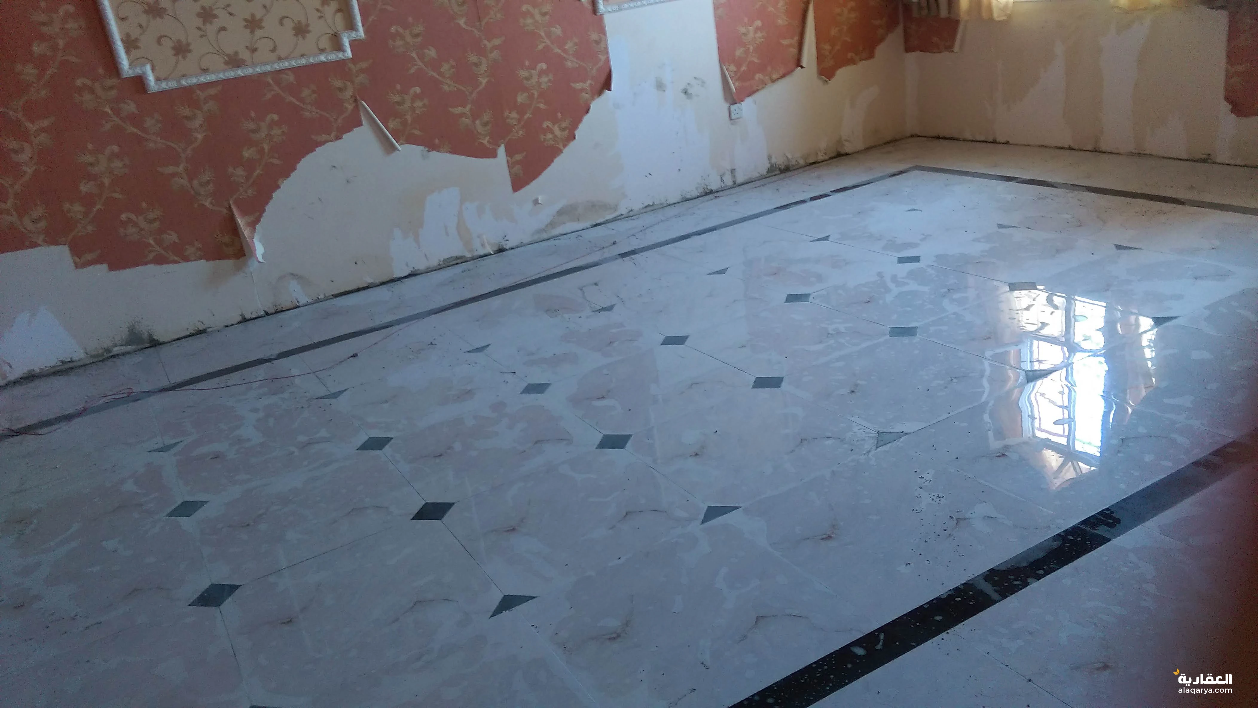 للبيع ارض سكني تجاري فيها 6 محلات قائمه ومحلين غير قائمين + ارض جاهزه للبناء