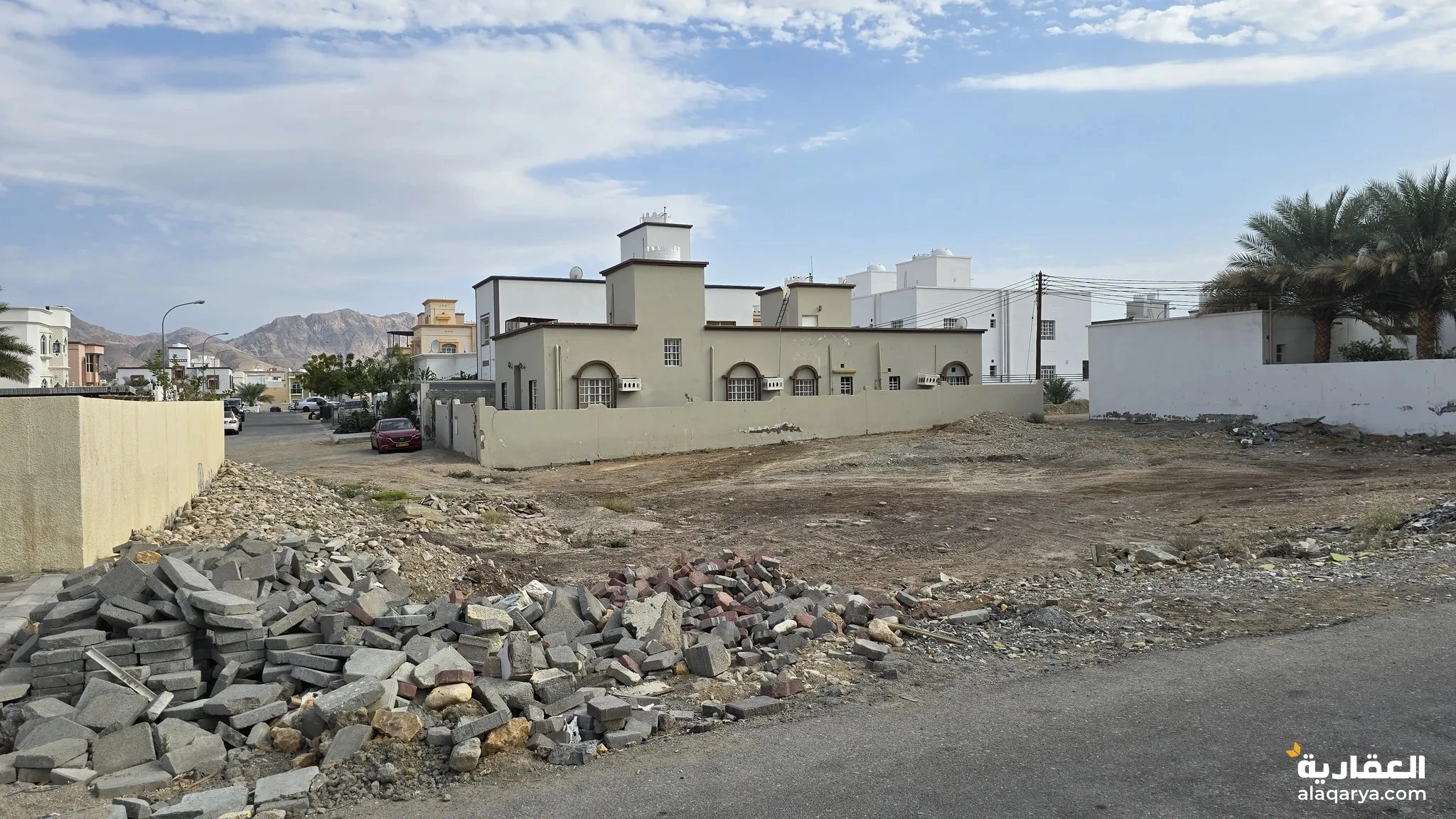 #أنا المالك / للبيع ارض سكنية 900 متر مربع في العامرات / وسط جميع الخدمات