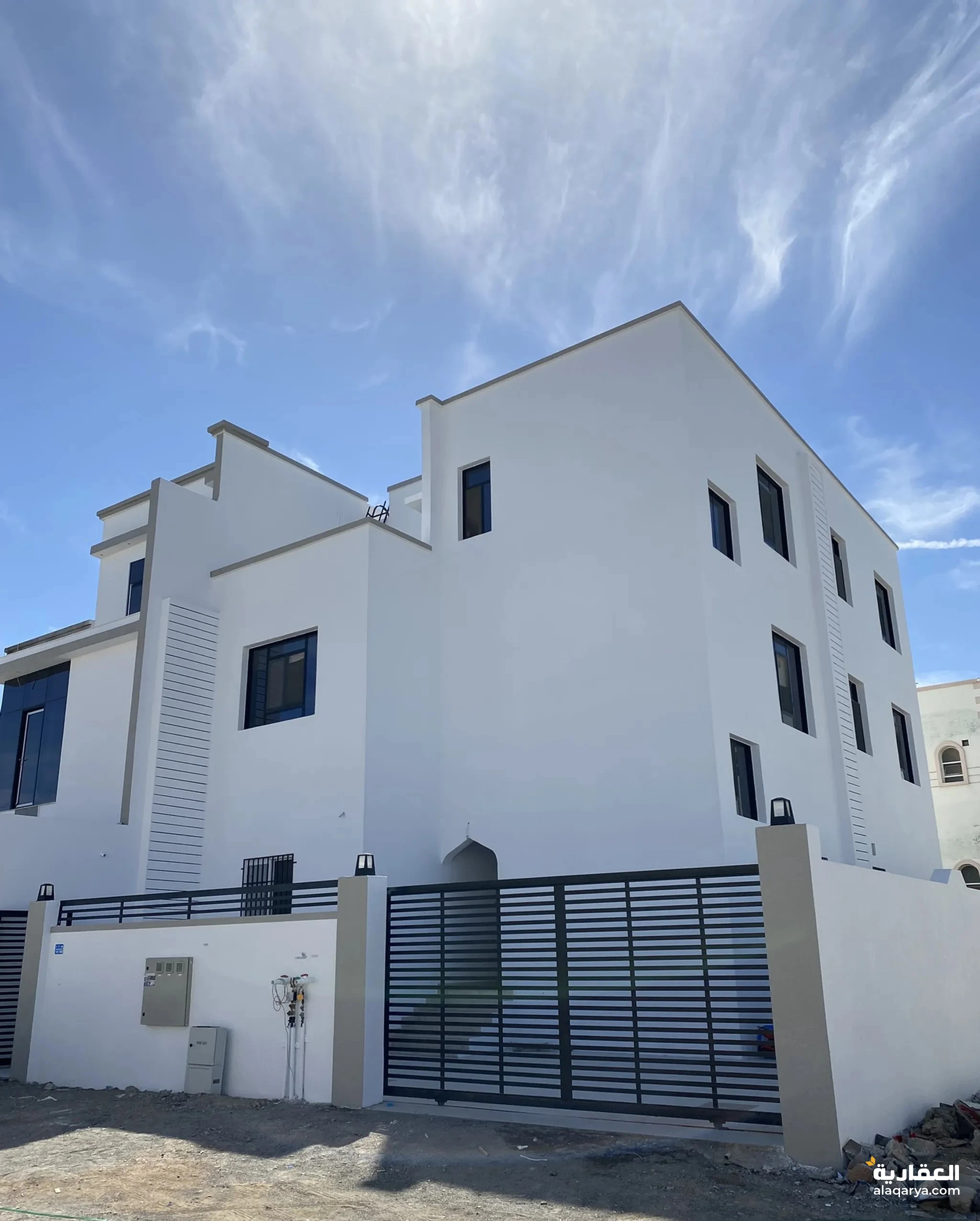 #شقة للبيع مؤجرة بإيجار شهري قيمة (140 ر.ع) في المعبيلة السابعة، تشطيب نظيف جداً، وبتصميم حديث.