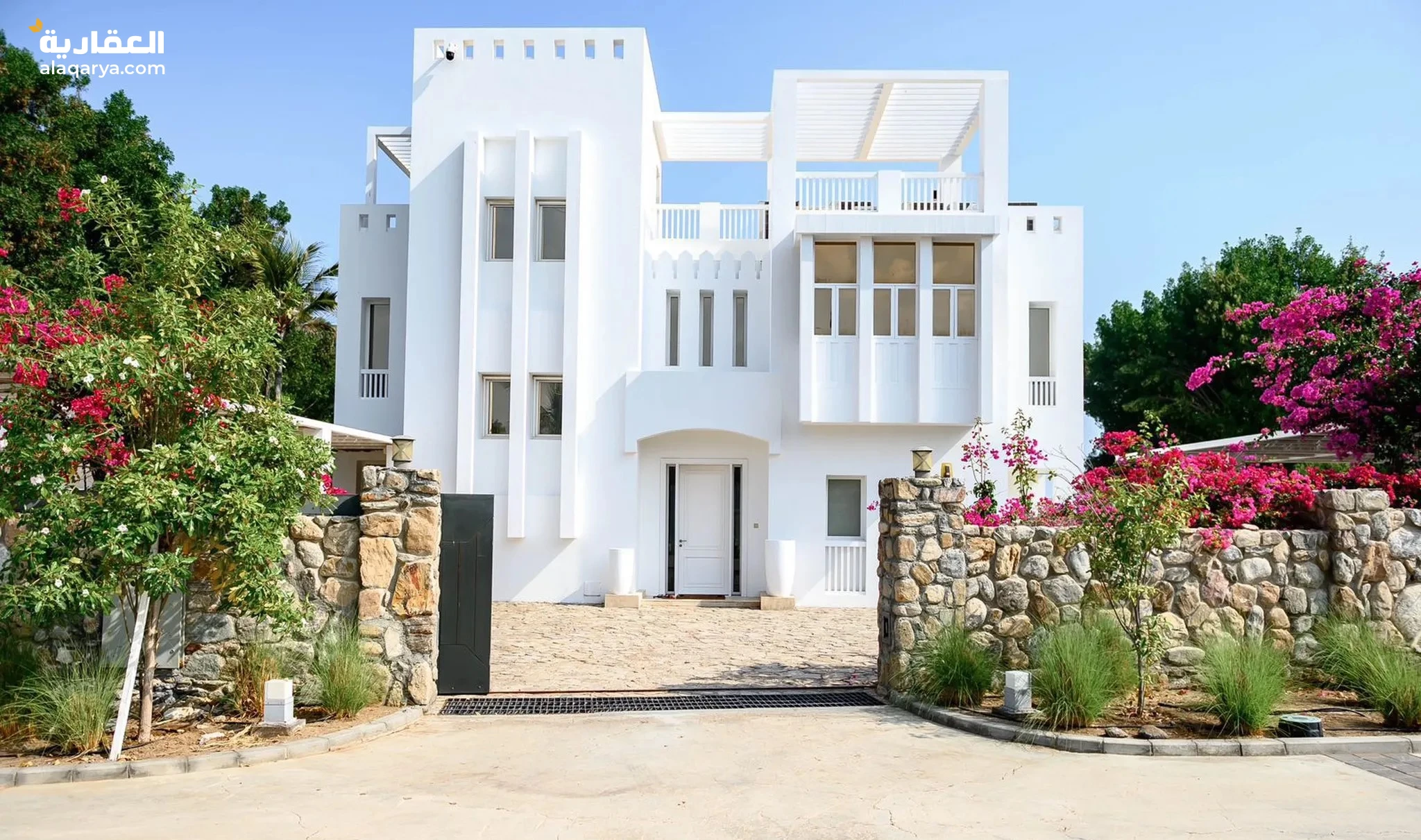 #فيلا فاخرة مكونة من 5 غرف نوم على شاطئ البحر مع مسبح خاص وإمكانية الوصول إلى المارينا متاحة للبيع في جبل السيفة