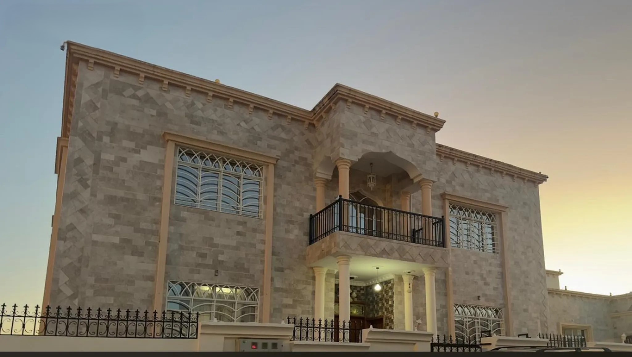 #فلة راقية للإيجار اليومي في صلالة متوفرة من تاريخ 16 /8 تتكون من 8 غرف مع 8 دورات مياه .