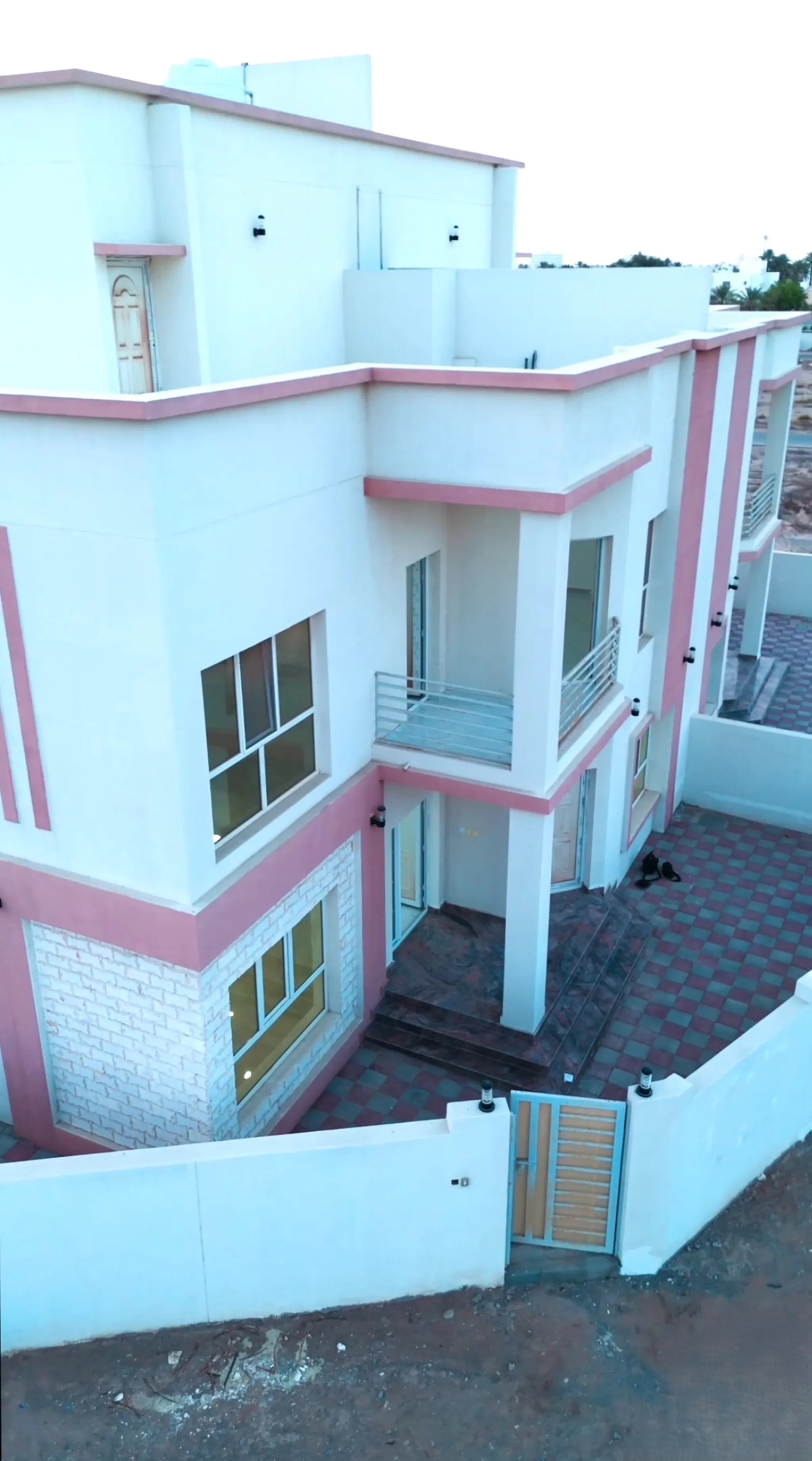 #فله من 5 غرف للبيع بركاء الصومحان خلف مصنع الحلوى بمواصفات عاليه