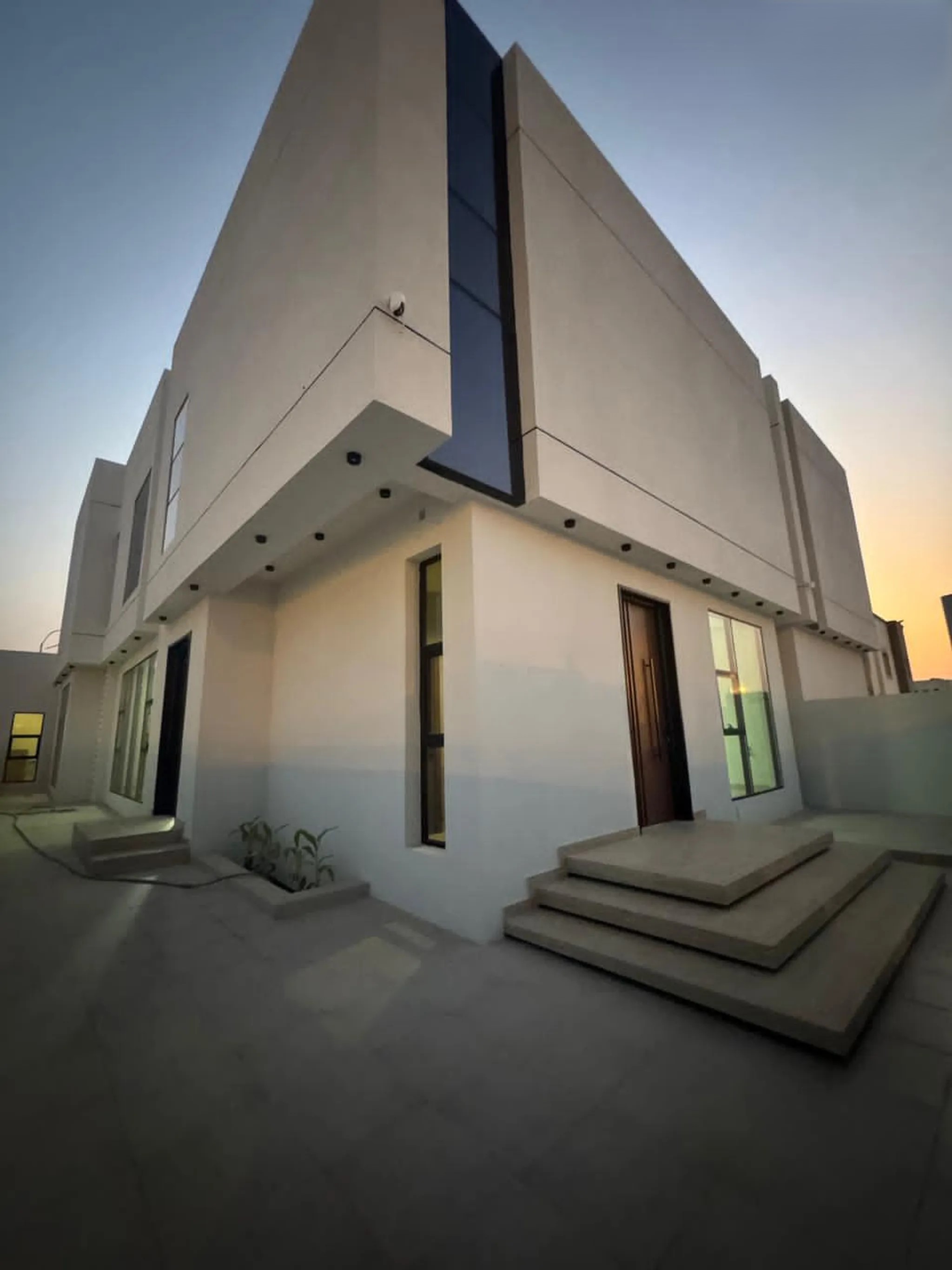 #فيلا حديثة راقية للبيع في المعبيلة الجنوبية – حي العاشرة (مساحة البناء: 380 م)