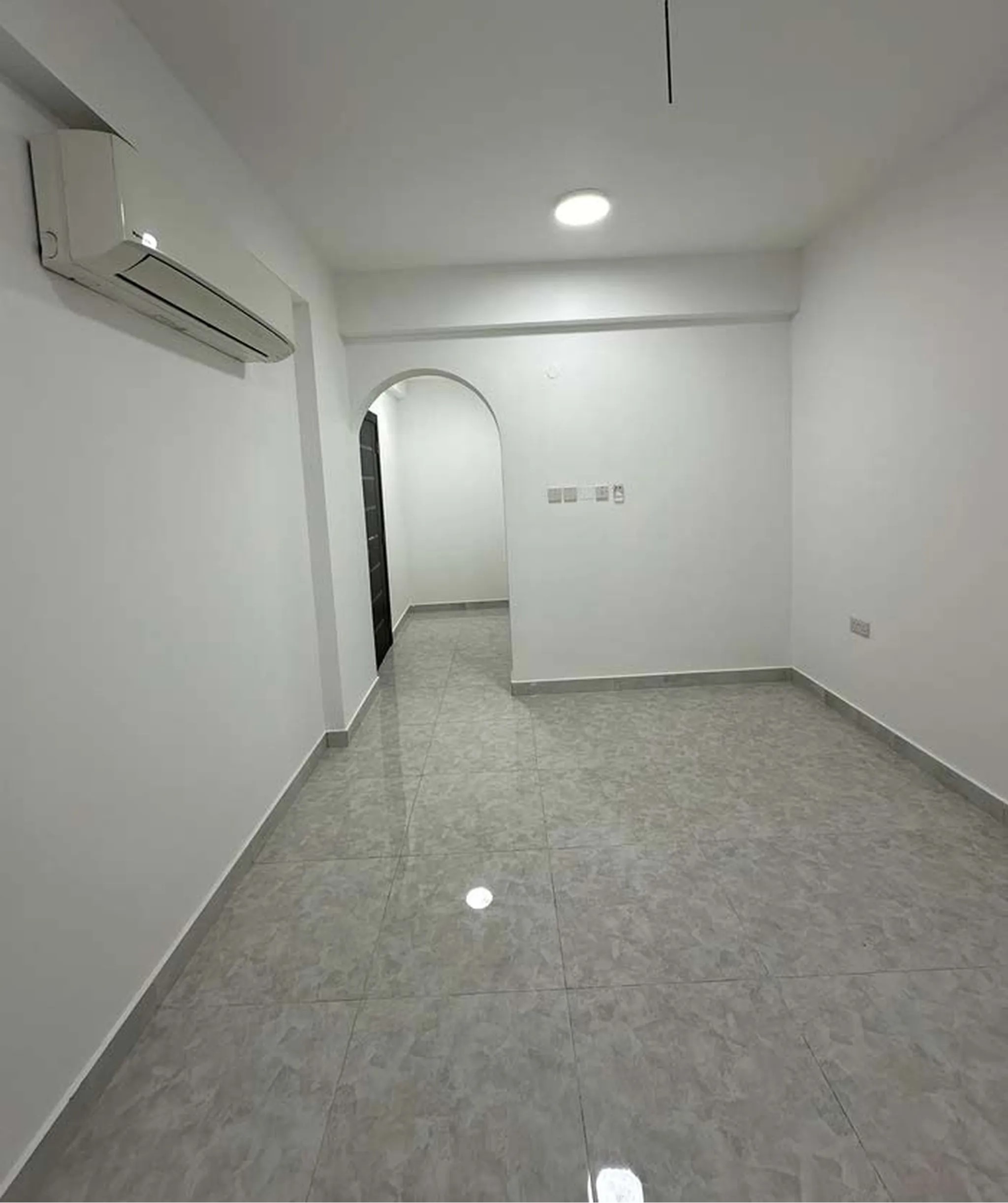 #شقه للايجار طابق اول في الخوض ثلاث غرف نوم قريبه من الخدمات مسقط