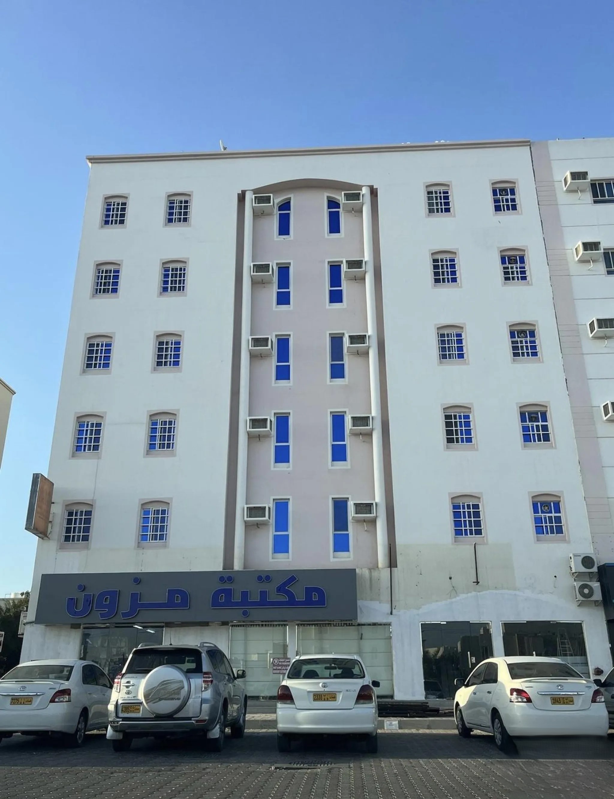 #شقق عائلية 3 غرف للإيجار بالخوض جنب المركز الصحي