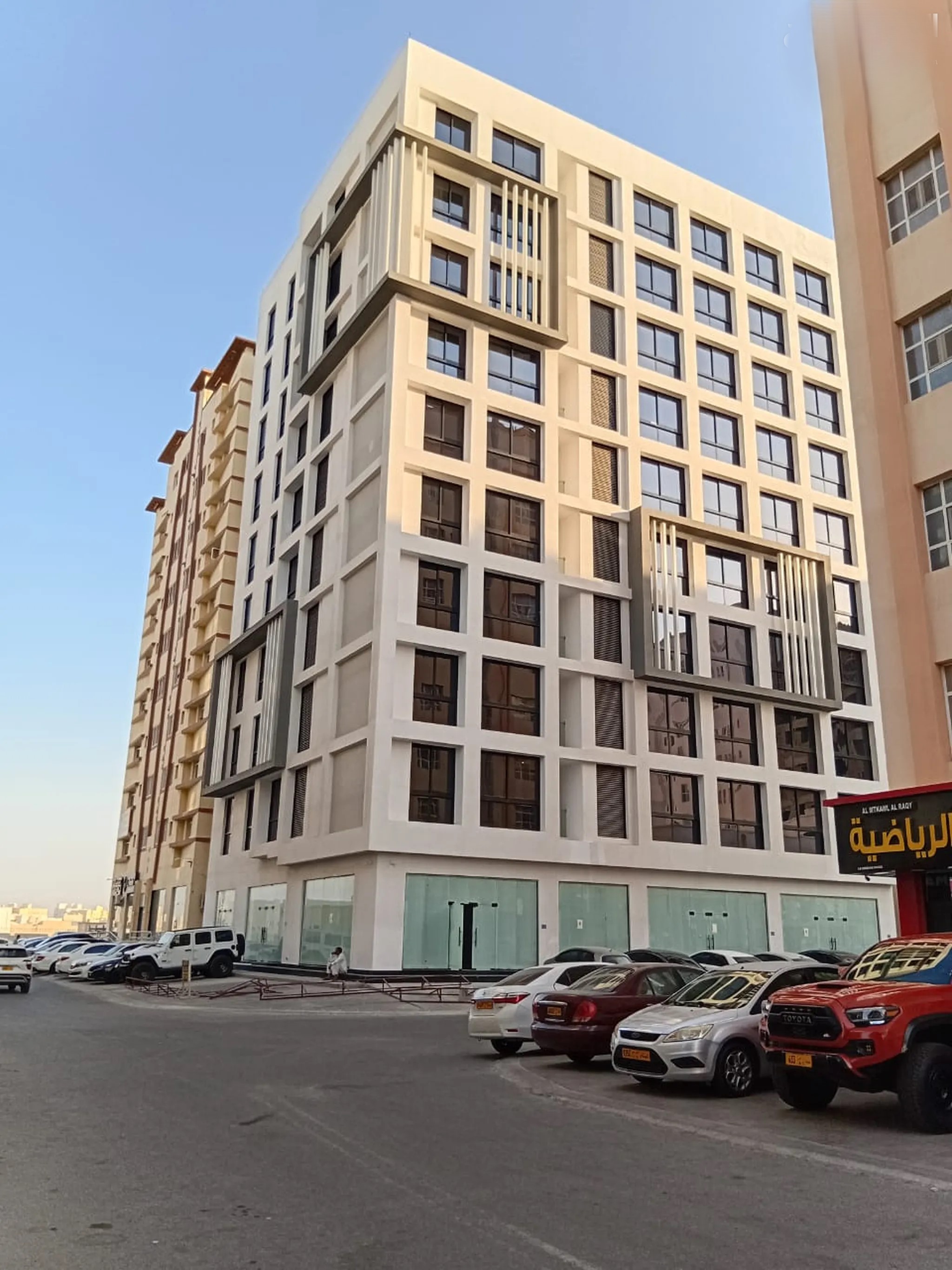 #شقة راقية ومؤثثة بالكامل للإيجار في الخوض السابعة – مبنى جاردينيا