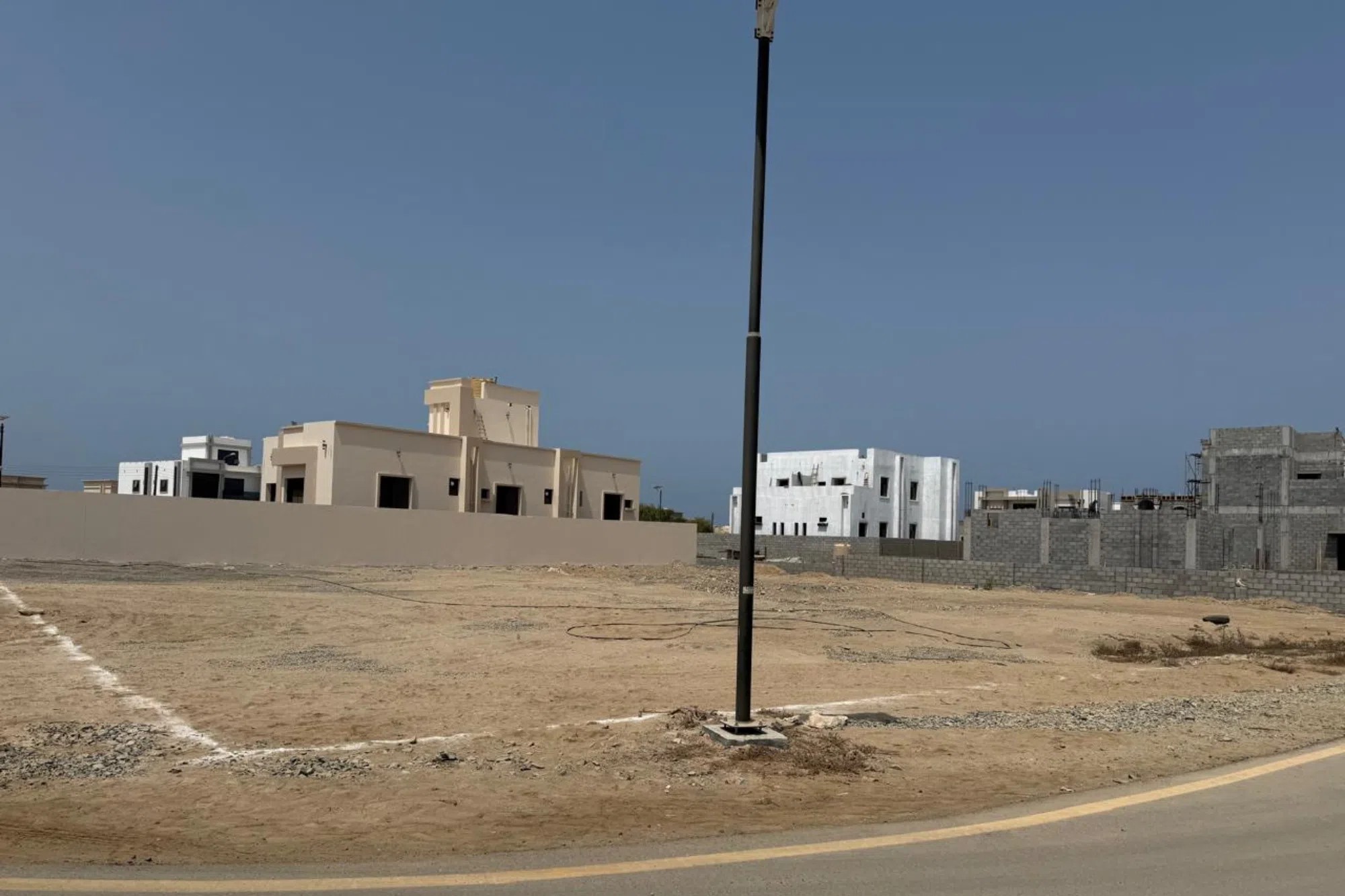 #الخابوره خور الهند ارض كورنر ع شارعين قائمين توفر كل الخدمات بسعر مميز - انا المالك