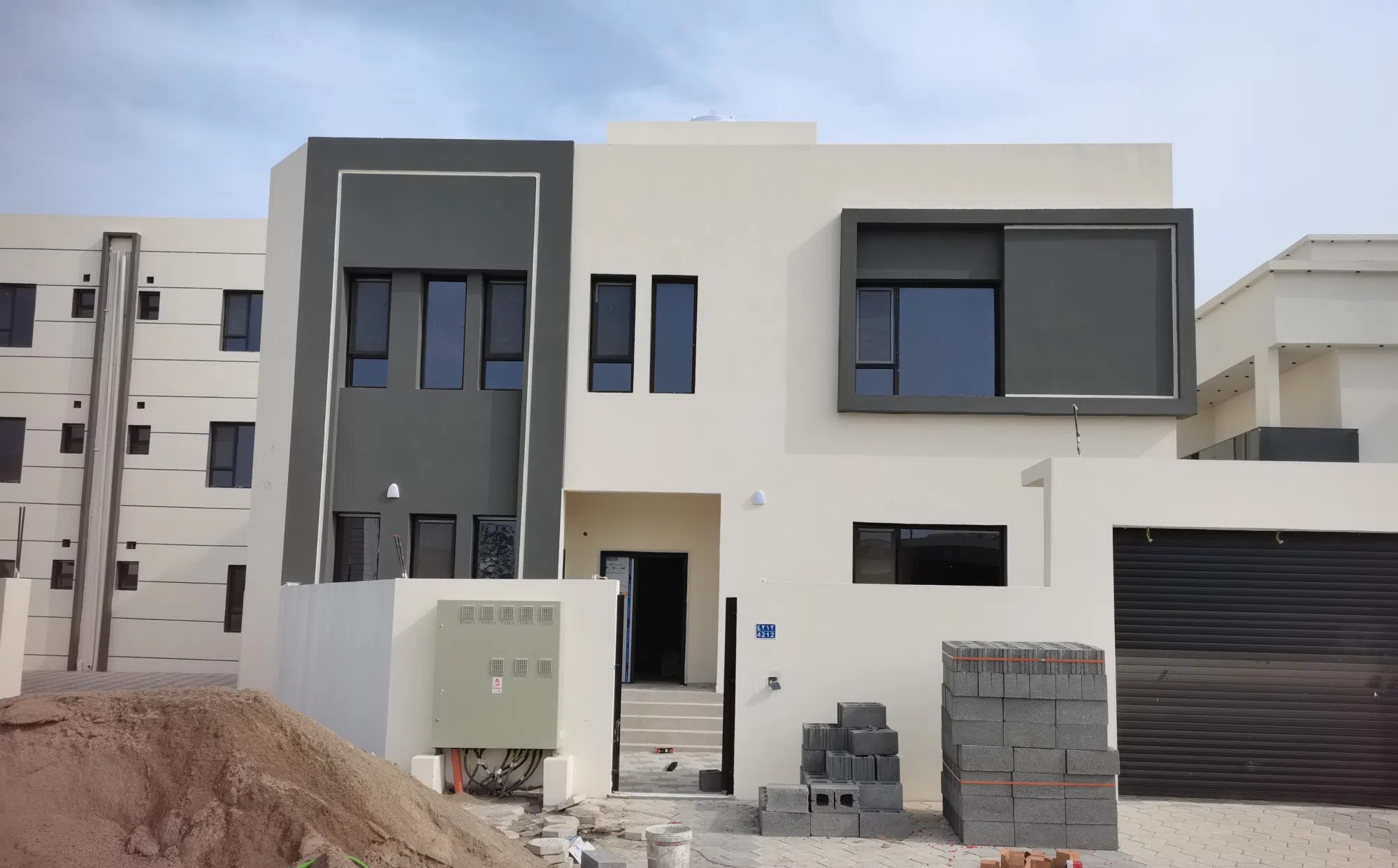 #شقة كبيرة بسعر ممتاز للبيع ⁦⁦140⁩⁩م ⁦⁦3⁩⁩ غرف وصالة ⁦⁦4⁩⁩ دورات مياه ومطبخ يوجد لفت مياه كاش أو اقساط